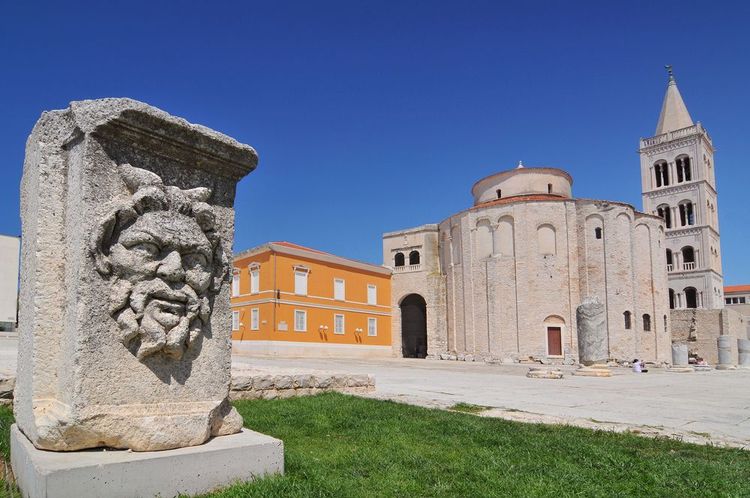 L'église Saint-Donatus en bordure du forum