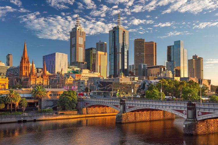 La skyline de Melbourne sous un soleil estival.