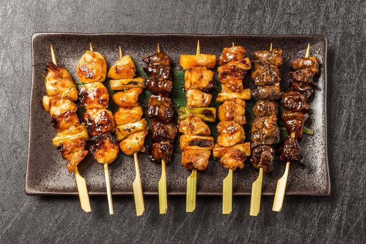 Des yakitori, barbecue au poulet japonais