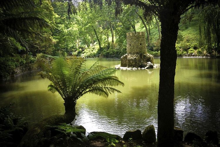 Le lac du parc Pena et sa tourelle flanqué au milieu de l'eau