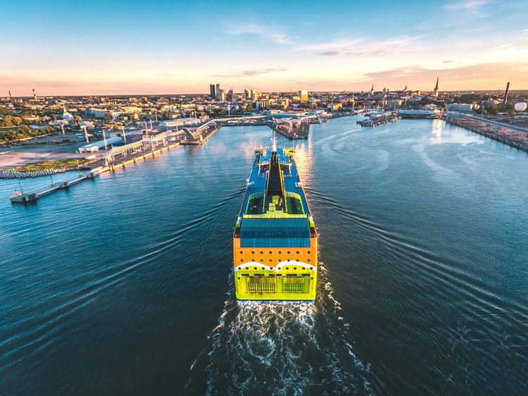 Une croisière rentre au port de Tallinn