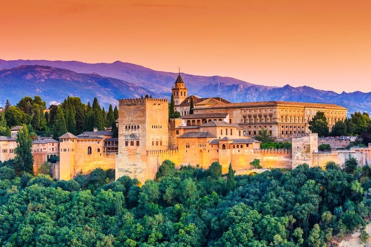 L'Alhambra : l'Alcazaba, les palais nasrides, le Généralife et le palais de Charles Quint. 