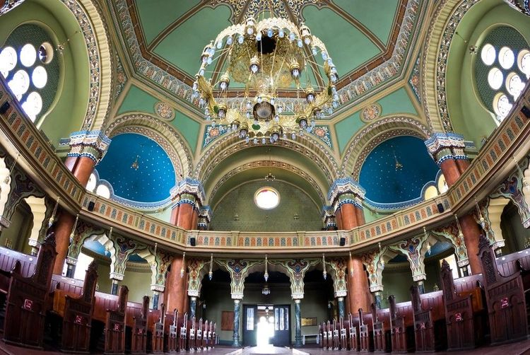 L'intérieur de la synagogue et sa belle coupole