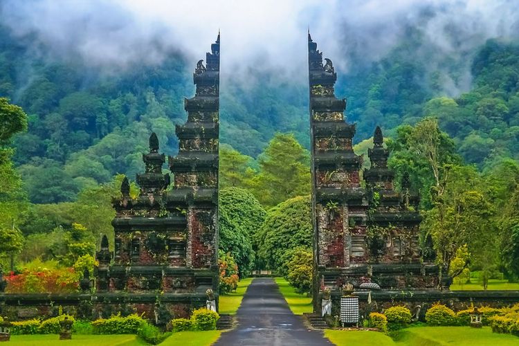 Porte de l'un des temples hindous de Bali en Indonésie