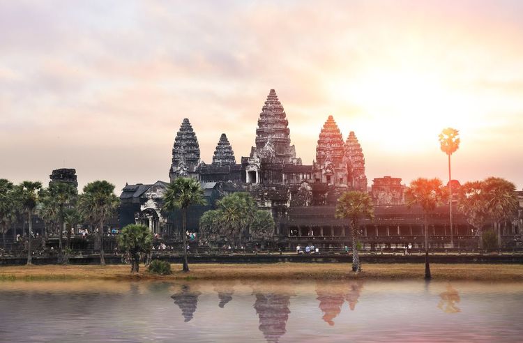 Le lever du soleil à Angkor Wat, une partie du complexe de temples khmers, populaire parmi les touristes, lieu de culte et d'histoire antique en Asie du Sud-Est. Siem Reap, Cambodge
