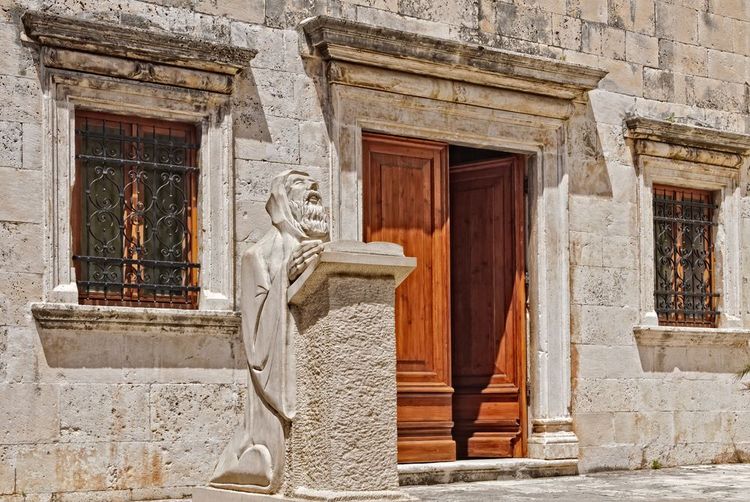 Statue du poête Hanibal Lucic datant de la Renaissance devant le Monastère bénédictin de Hvar, Croatia