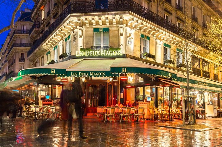 Les Deux Magots, boulevard St-Germain tire son nom des 2 singes à l'intérieur