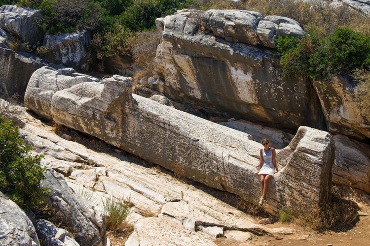 Le mystérieux Dyonisos couché de Naxos : un voyage entre mythologie et archéologie