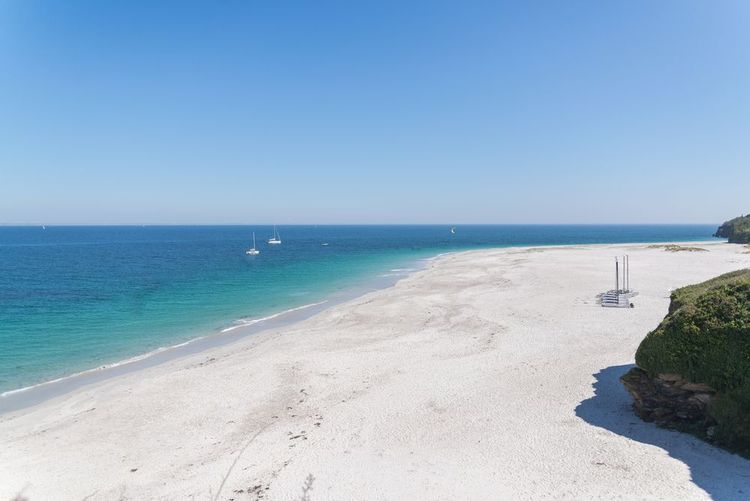 Plage de sable blanc sur l'île de Groix en Bretagne