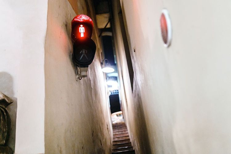Stop au feu rouge du passage Vinarna Certovka