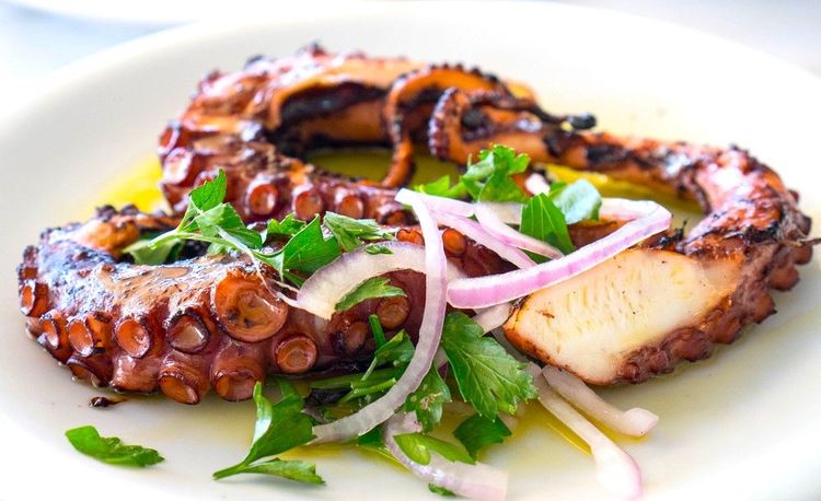 Le poulpe grillé est un incontournable de la cuisine de toutes les Cyclades