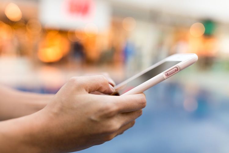 Une personne utilisant un téléphone