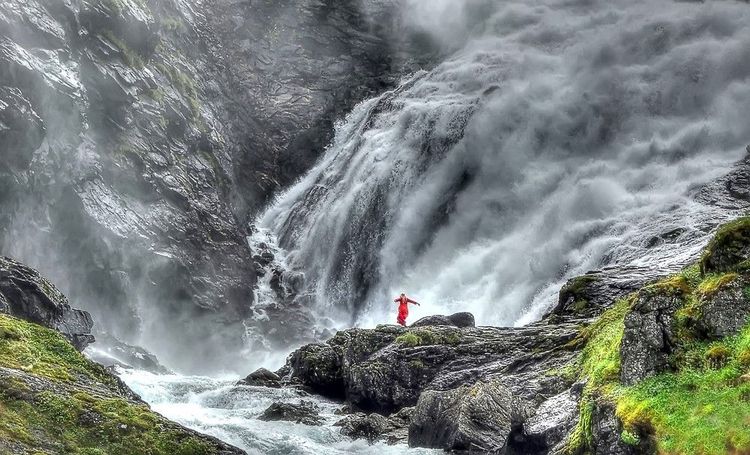 Danse au pied des chutes de Kjosfossen 