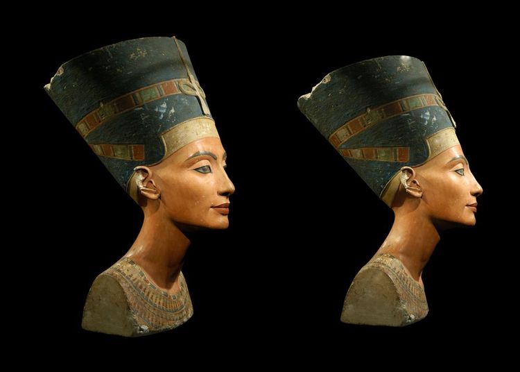 Célèbre buste calcaire de la reine Nefertiti peint au 14ᵉ siècle av. J.-C., il y a 34 siècles, conservé au musée de Neues