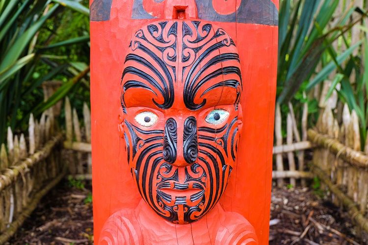 Masque aux peintures typiquement Maori