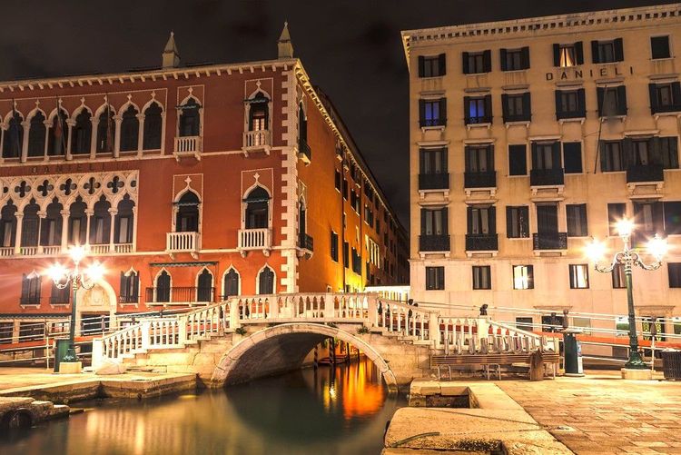 Le Danieli (à g. ), accessible par le canal qui le longe