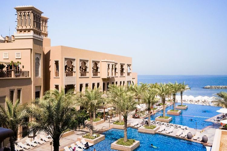L'hôtel Sheraton Sharjah Beach Resort Spa, dans une oasis verte sur la rive du golfe Persique.