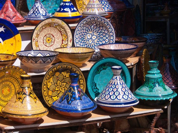 Keramik-Tajines auf dem Markt in Agadir