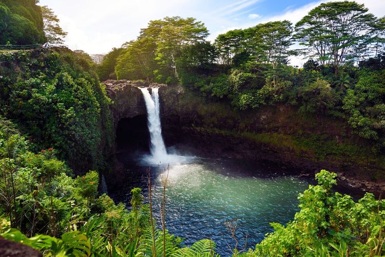 Cascade de Majesitc Rainbow Falls à Hilo, Wailuku River State Park, Hawaii