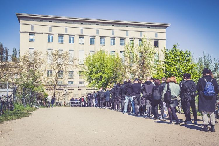 Warteschlange vor dem Berghain, einem der berühmtesten Nachtclubs Berlins