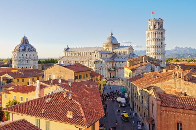Vue sur la Piazza del Duomo à Pise.