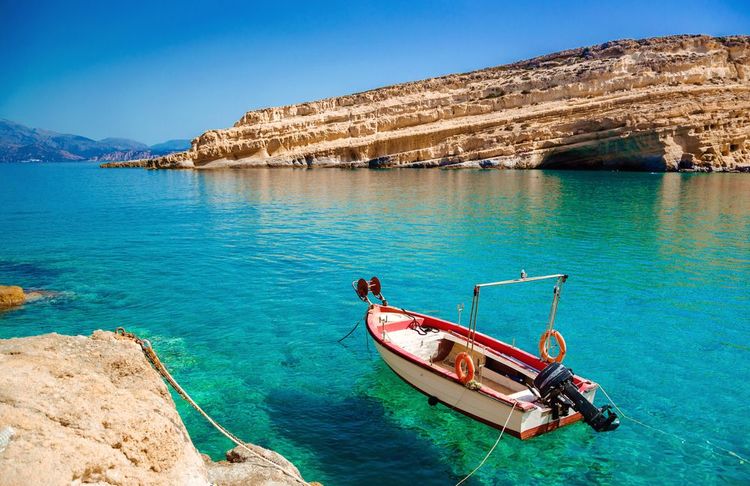 Les eaux turquoise de Matala en Crète