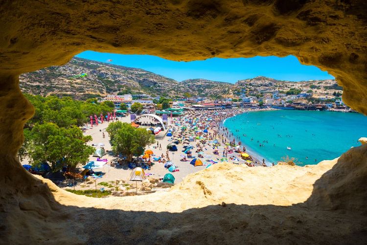 La plage de Matala vue depuis une grotte où les hippies vivaient dans les années 70