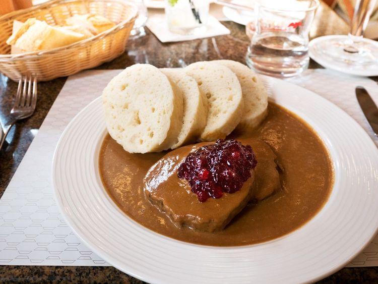 La svickova est un plat de bœuf en sauce cuisiné lors de grands événements.
