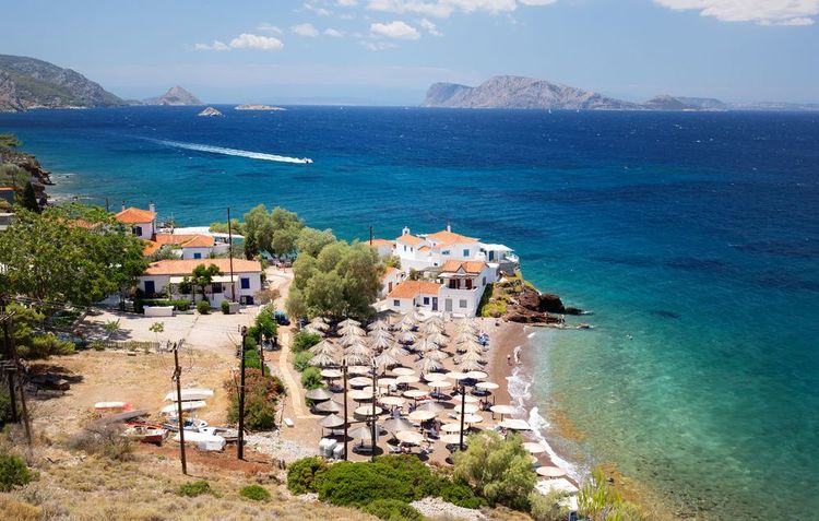 Vue aérienne sur la petite plage de Vlichos