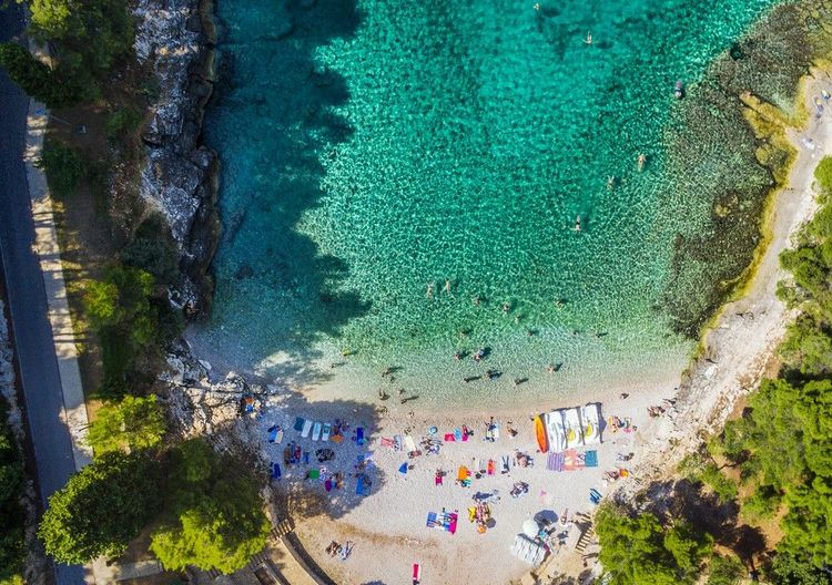 Vue aérienne sur la plage de Gortanova Uvala