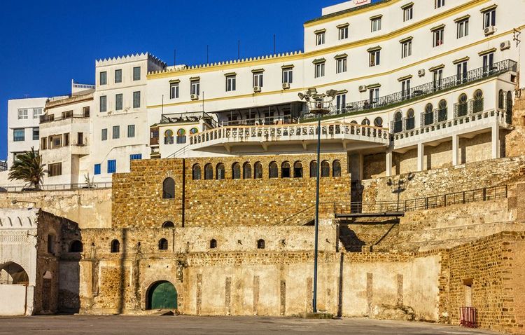 Le Continental surplombe le port de Tanger et a une vue imprenable sur la mer