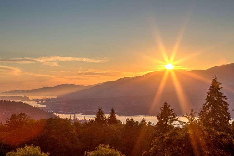 Vue sur le coucher du soleil depuis le sommet de Burnaby Mountain