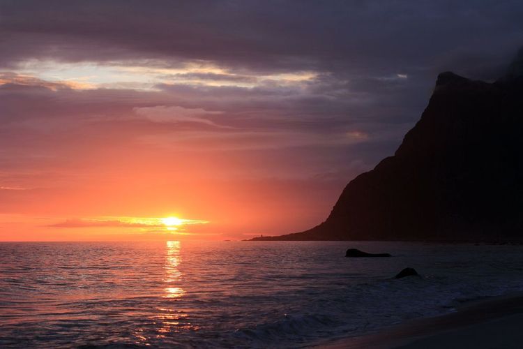 Soleil de minuit au pied des Dents du Diable, Tungeneset