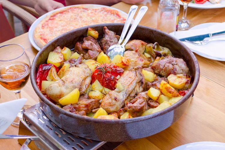 le piment croate traditionnel avec mélange de viande et de légumes
