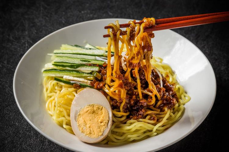 Le Zhajiangmian, nouilles servies avec une sauce aux haricots frits 