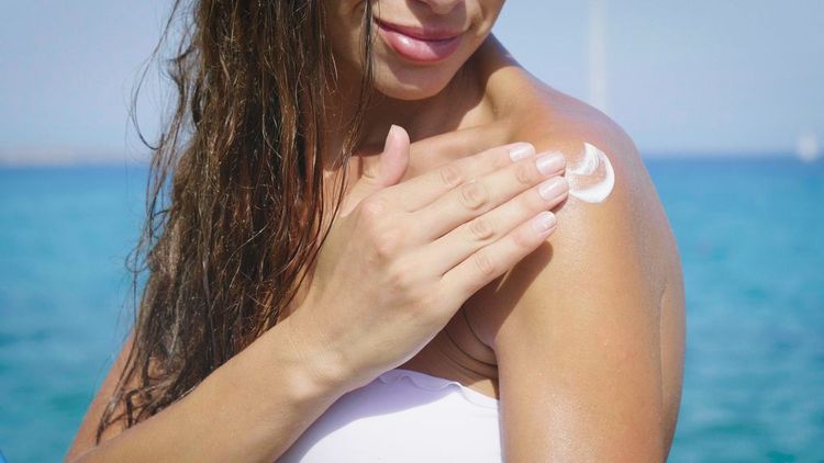 Utiliser de la crème solaire naturelle et bio pour ne pas nuire à l'écosystème de l'île