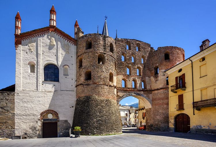 Suse, son antique porte romaine, Porta Savoia accolée à sa cathédrale, dans la vieille ville