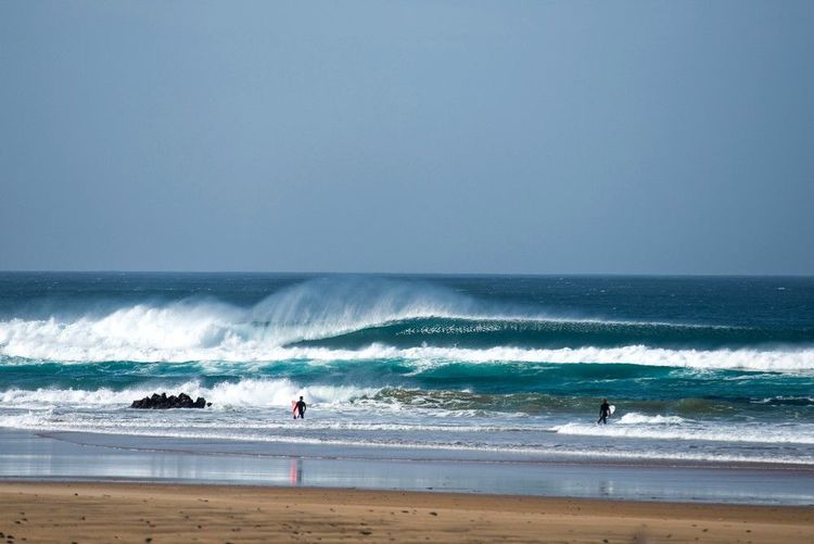 Surfeurs sur la plage de Faro