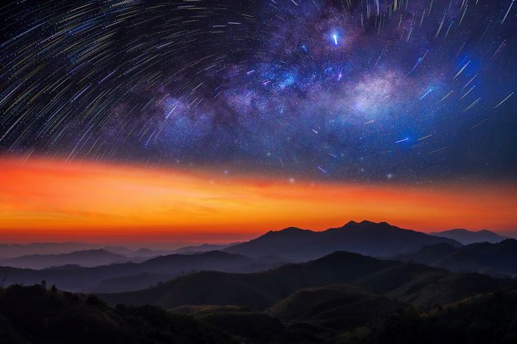 La voie lactée au-dessus de la montagne Nern Chang Suek