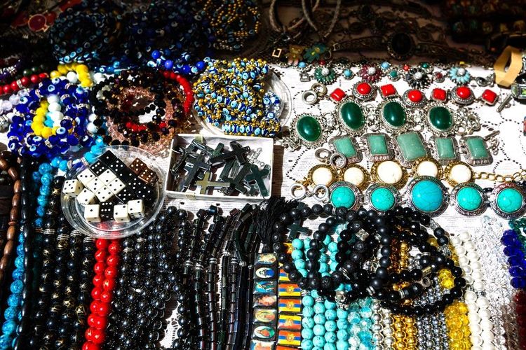Babioles et bijoux sur le marché Vernissage