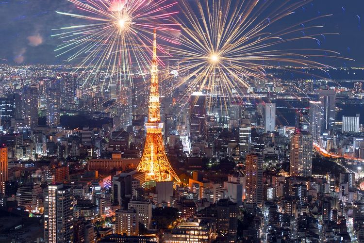 Feu d'artifice au-dessus de Tokyo.