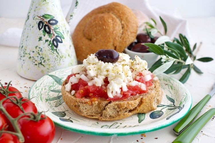 Dakos, la salade à base de tomates fraîches et de fromage myzithra