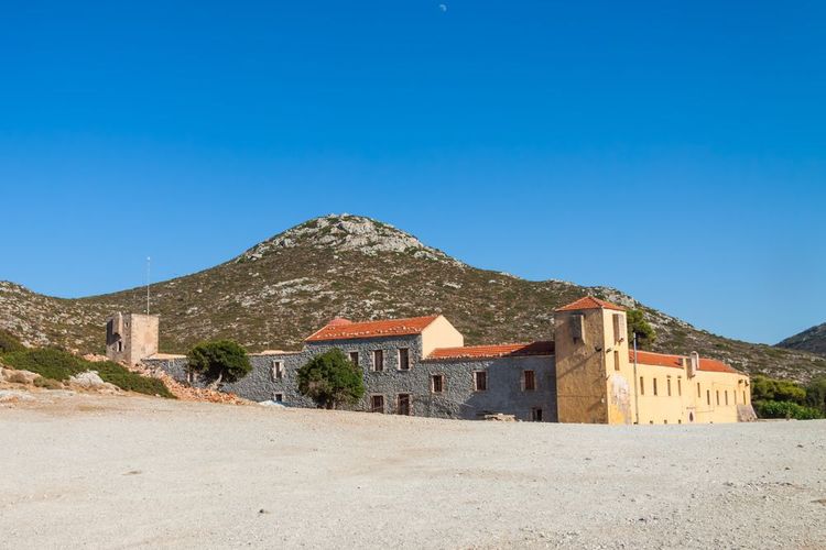 Le monastère de Moni Gouverneto trône dans le silence de la montagne