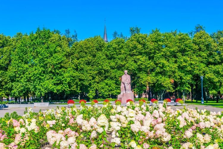 Statue du poète Janis Rainis dans le parc Esplanade