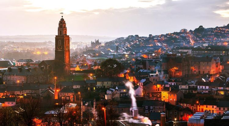 Sainte-Anne et le quartier de Shandon à la nuit tombante