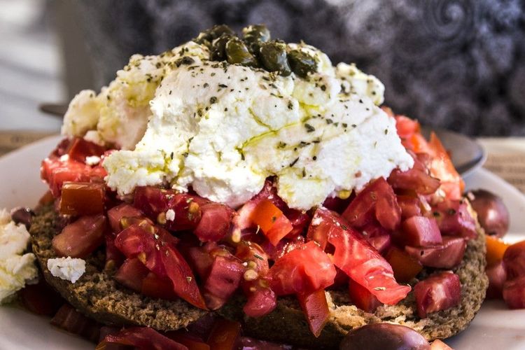 Tomates et fromages de Milos servis sur du pain