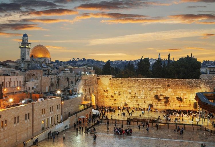 La nuit tombe sur le Mur des Lamentations et le Dome de David
