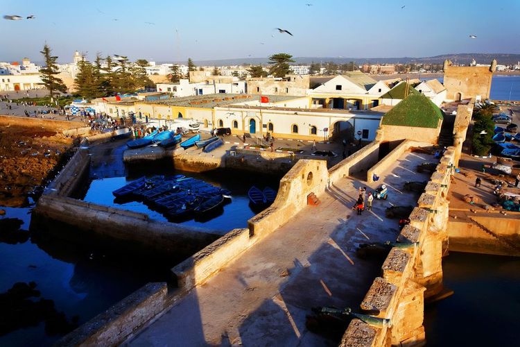 Barques et remparts dans le port d'Essaouira