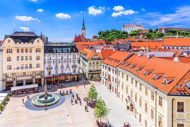 Bratislava, vue sur le centre ville et la cathédrale Saint-Martin