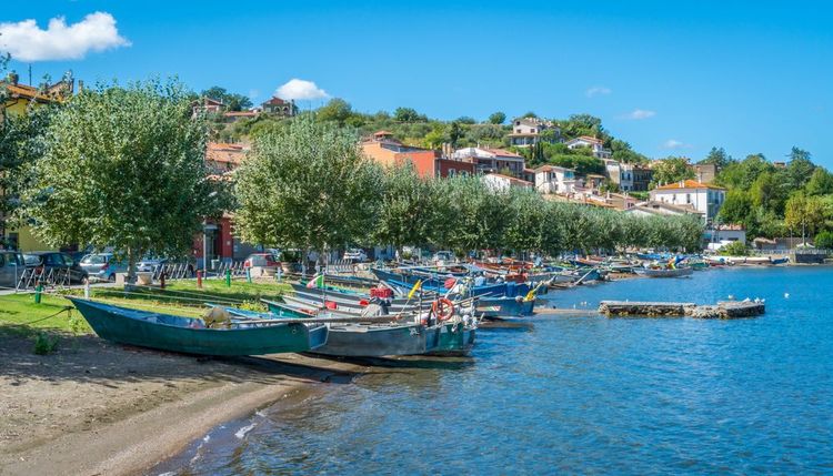 Marta,sa petite plage et ses barques colorées